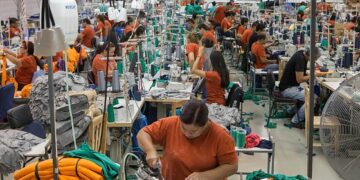 Êxodo Industrial: Carga tributária e energia cara empurram 232 empresas brasileiras para o Paraguai