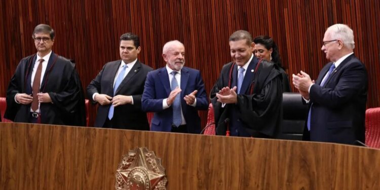 Gestão 2026: Nunes Marques assume presidência do TSE com defesa enfática das urnas e alerta sobre IA