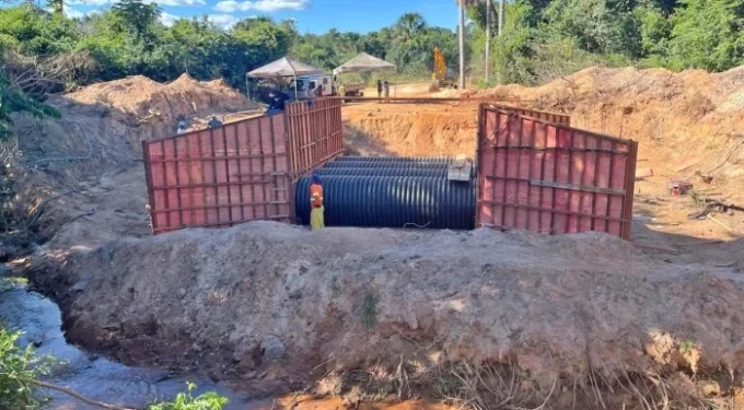 Inovação na Área Rural: Prefeitura substitui ponte de madeira por tubulação de PAD e concreto no Córrego da Mata