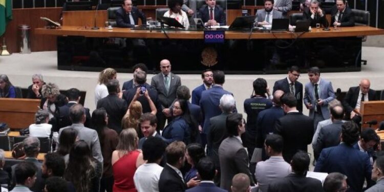 Câmara aprova fim da escala 6×1, todos deputados de MS votam a favor