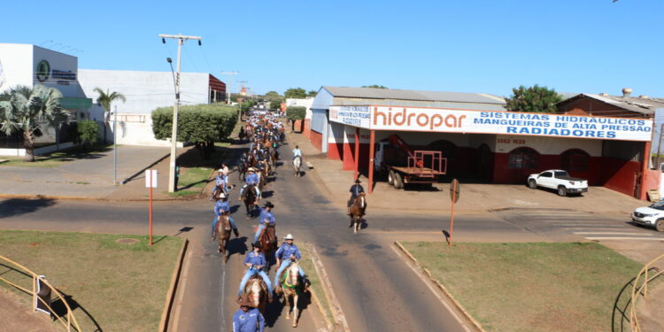 Tradição nas Ruas: Com mais de 400 cavaleiros, 2ª Cavalgada abre oficialmente a 32ª EXPOSUL com marco histórico