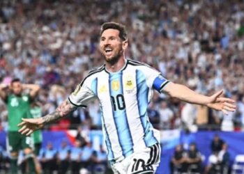 Com atuação histórica de Messi, Argentina vence Argélia na estreia da Copa