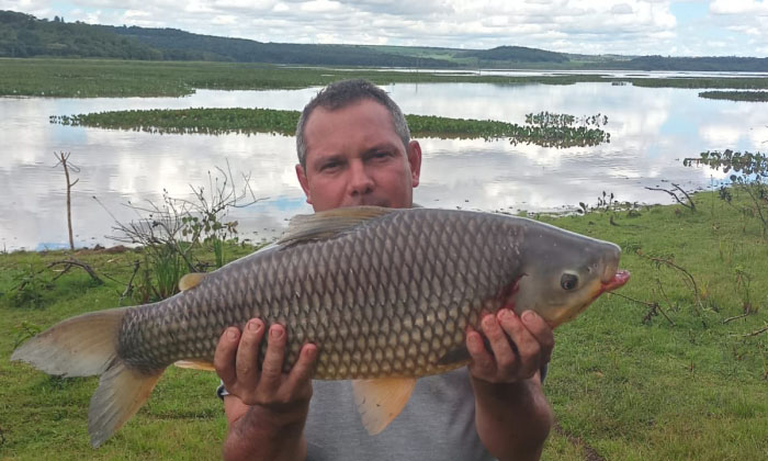 Pescador se orgulha de um dos maiores fisgados no Rio Sucuriú em Paraíso das Águas