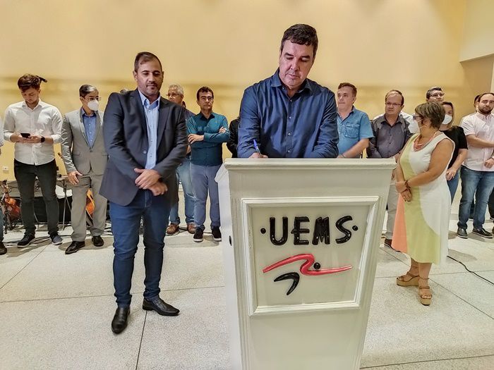 Riedel: ‘UEMS é prioridade em nossa estratégia educacional’ Unidade de Dourados ganhou novo auditório e licitação para o restaurante universitário foi assinada ontem