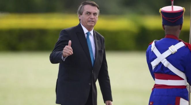 Após passar a noite internado, presidente Bolsonaro recebe alta