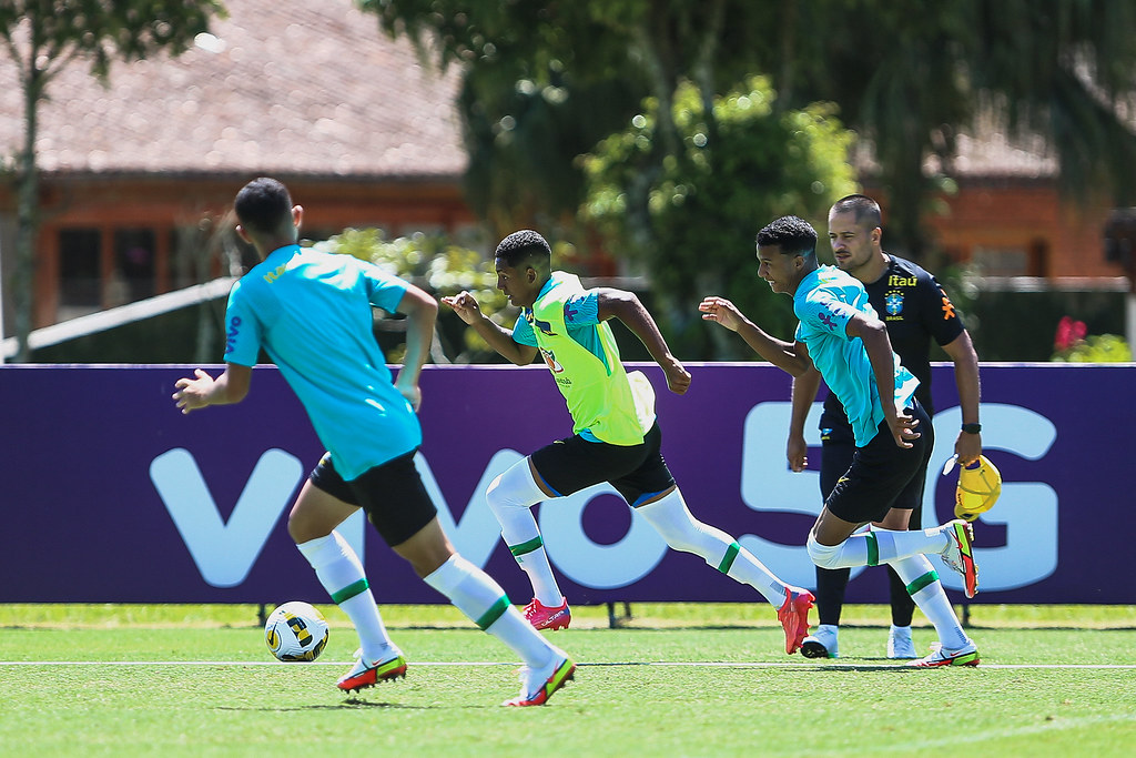 Sete jogadores se apresentam à seleção brasileira para jogos das Eliminatórias