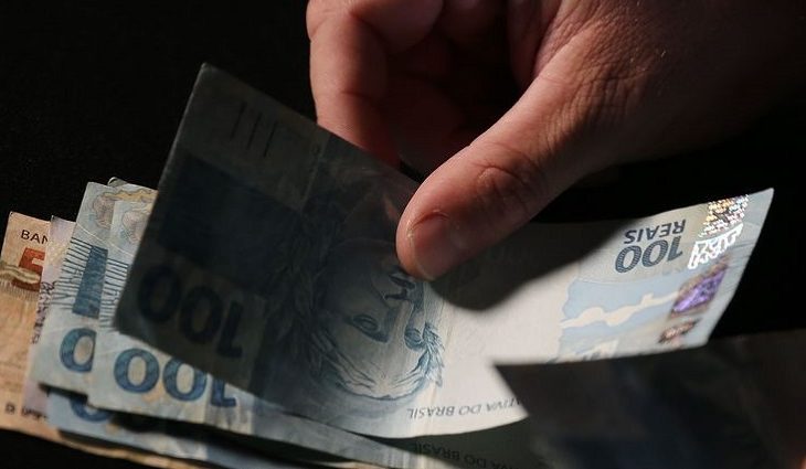 Servidores estaduais entram em abril com salários na conta