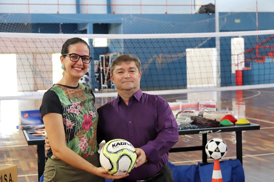 Prefeitura de Coxim entrega materiais esportivos e reativa escolinhas de treinamento
