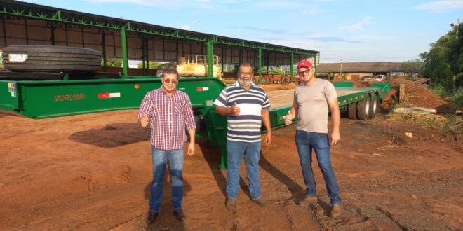 Prefeitura de Cassilândia adquiriu prancha para transportar máquinas pesadas