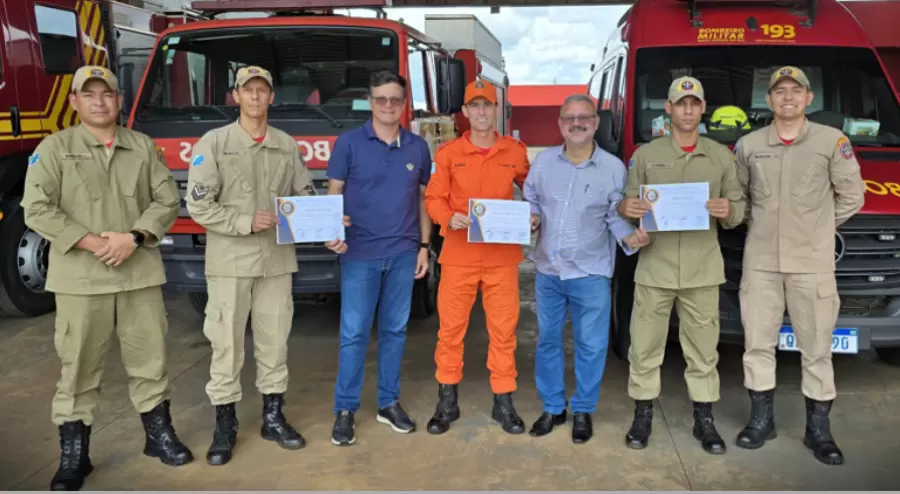 Vereadores de Paraiso das Águas entregam Moção de Congratulação a bombeiros