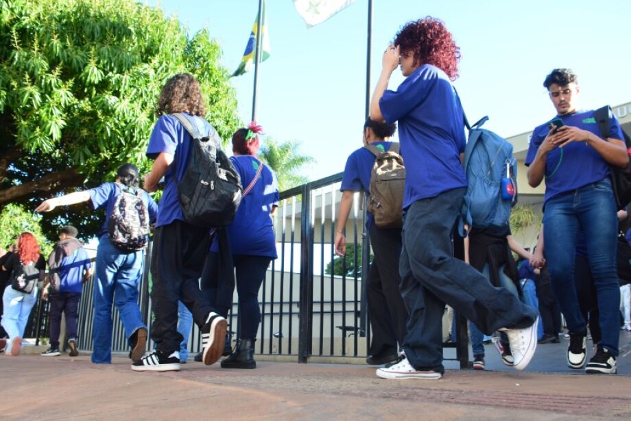 Celular passa a ser proibido nas escolas; regulamentação sai em breve