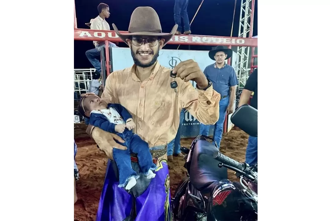 Peão paraisense Miquim conquista título em rodeio de Santa Albertina (SP) e leva moto 0KM