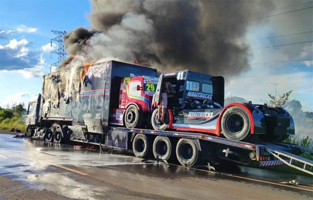 Chamas na pista: Caminhões da Copa Truck escapam de incêndio na BR-262