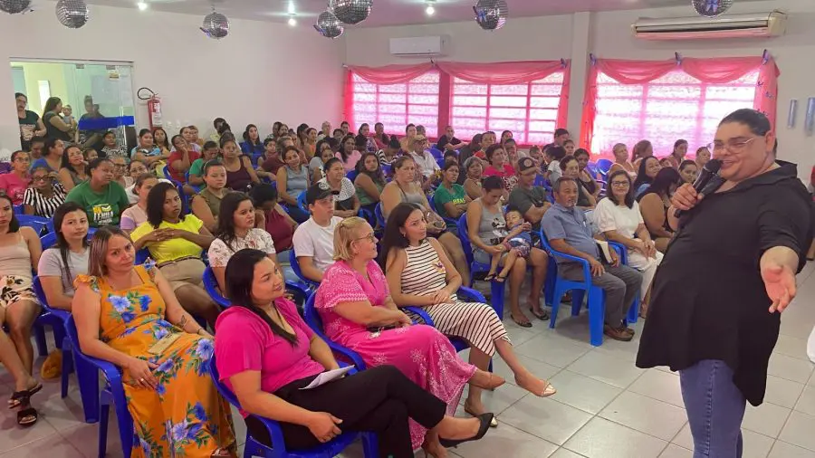 Secretário Municipal de Educação entrega botão de rosa a todas as mulheres da pasta