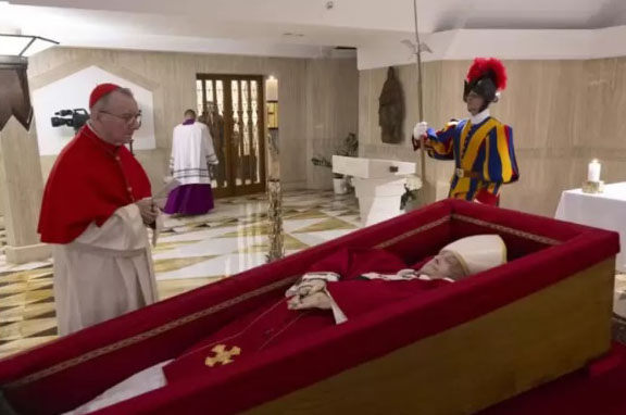 Vaticano divulga primeiras imagens do corpo do papa Francisco no caixão; funeral será no próximo sábado