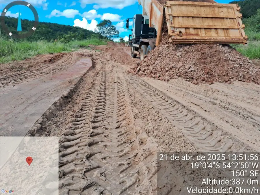 Secretaria Municipal de Obras trabalha na melhoria das estradas nesse período de chuvas