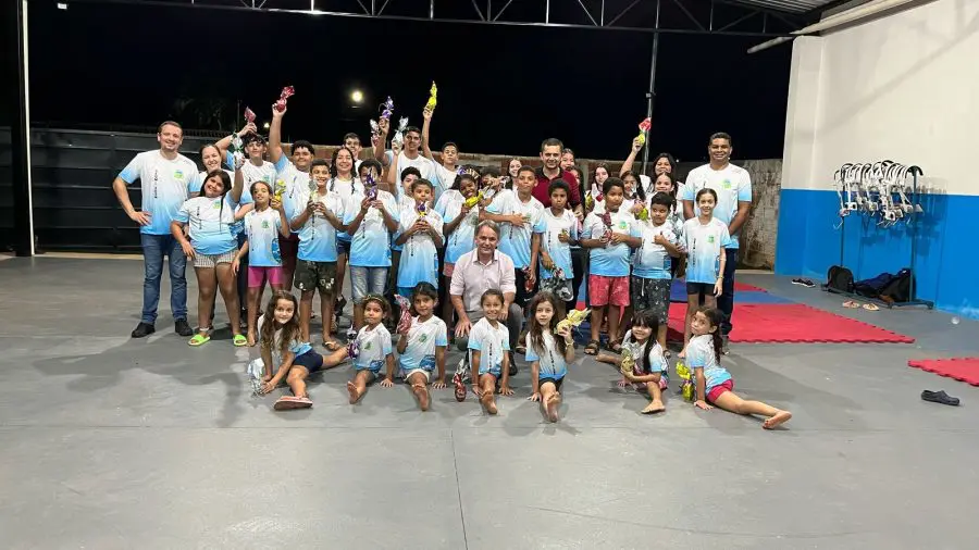 Secretário de educação entrega camiseta de uniforme para a Banda Municipal