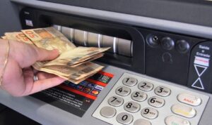 Servidores públicos estaduais começam hoje a receber abril