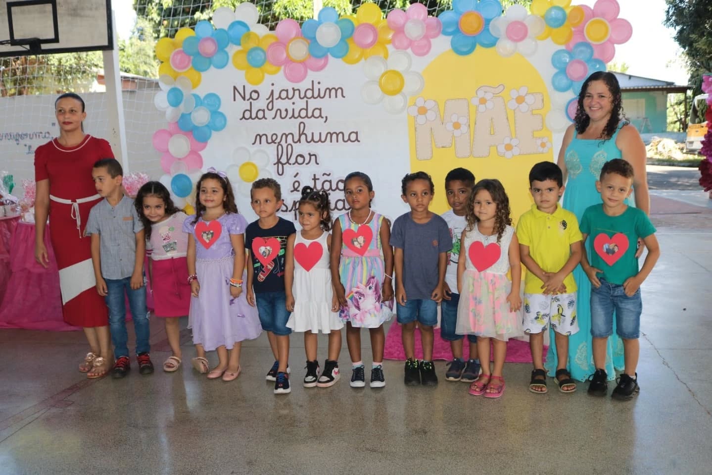 Mães são homenageadas em evento do CMEI de Alcinópolis com apresentações e lembranças