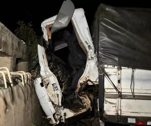 Caminhoneiro perde controle, bate em ponte e morre na BR-163 em São Gabriel do Oeste