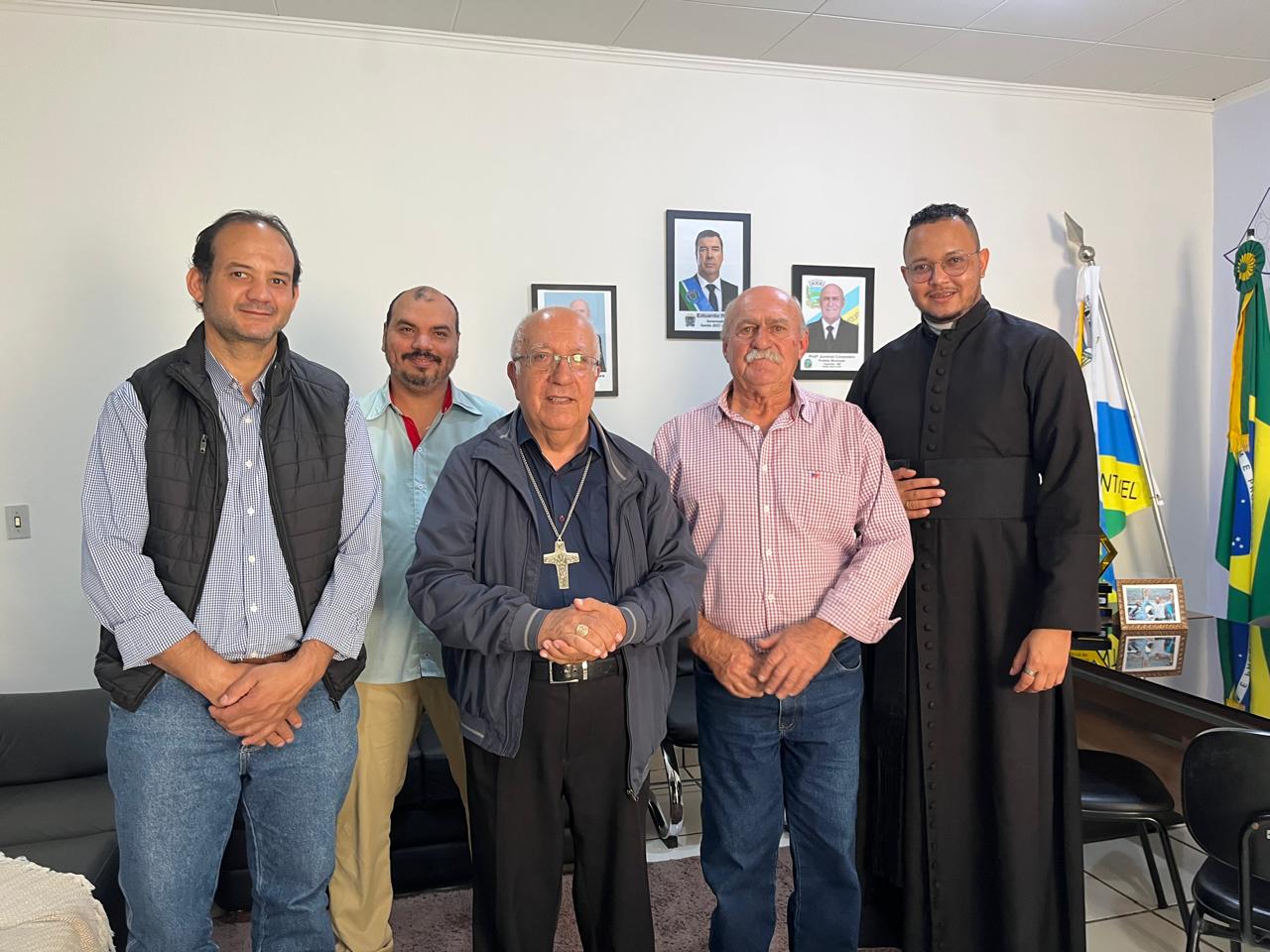Prefeito Juvenal e Jorge receberam visita do Bispo Dom Antonino Migliori