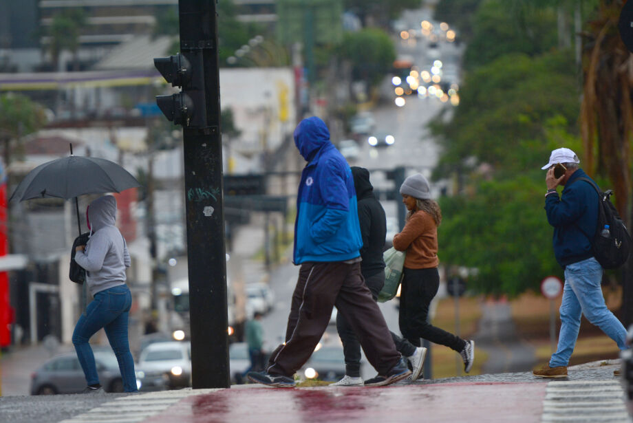Frente fria derruba temperaturas e traz tempestades no fim de semana