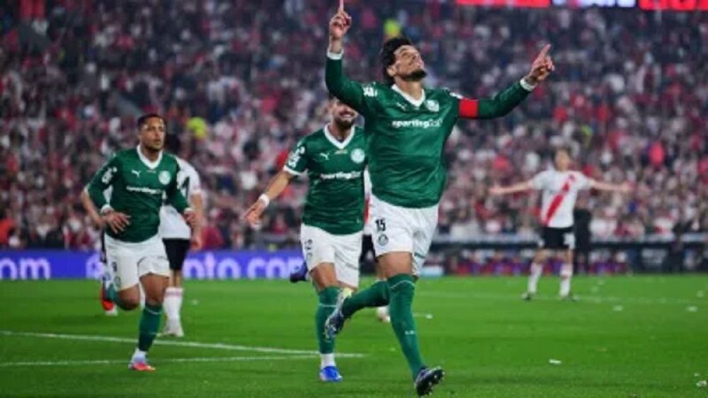 Palmeiras bate River Plate, mas gol no fim deixa duelo aberto