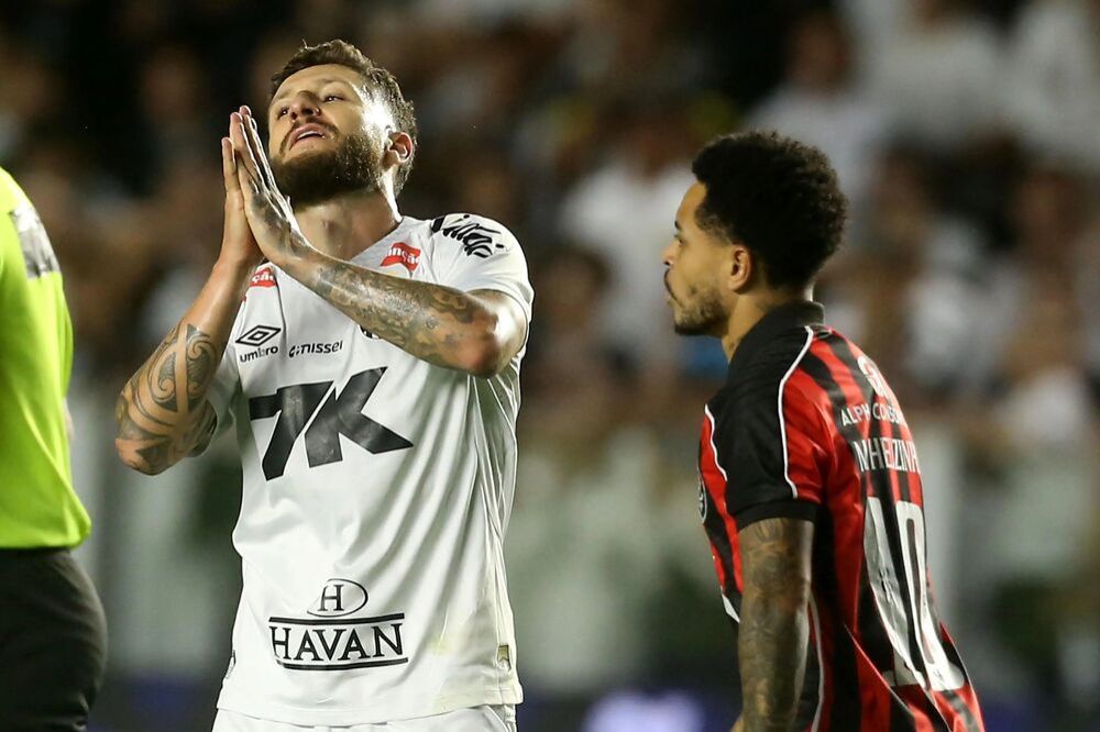 Santos perde do Vitória e fica colado no Z4 do Brasileirão