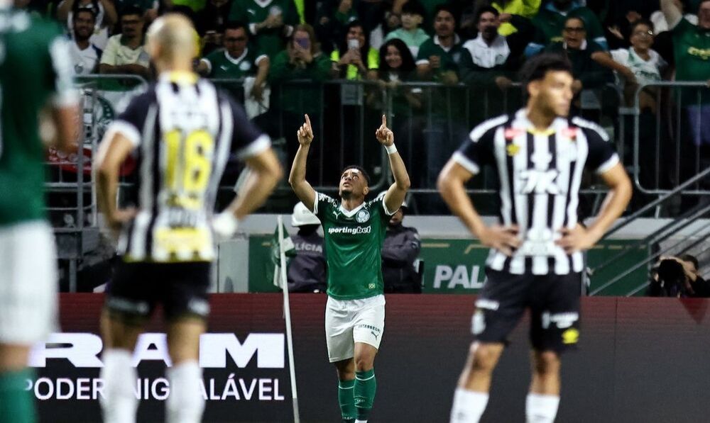 Palmeiras vence clássico com Santos e abre vantagem no Brasileirão