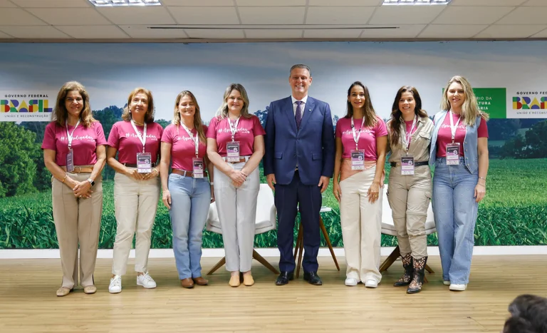 Diálogo com o agro: ministro Carlos Fávaro recebe Agroligadas e reforça o protagonismo feminino no Mapa