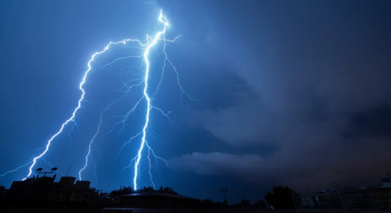 Chuva, trovoadas e alerta de tempestade marcam a segunda-feira em MS