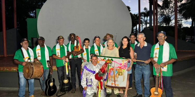 Folia de Reis emociona público e resgata tradições no Natal Encantado em Cassilândia