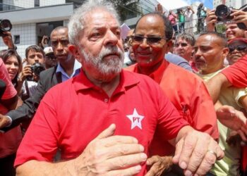 Levantamento aponta que desaprovação pessoal do presidente Lula atinge 57% e supera rejeição à gestão federal