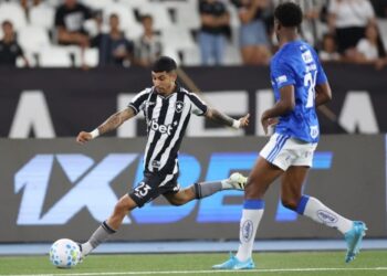 Estreia de gala: Botafogo atropela o Cruzeiro por 4 a 0 e assume a ponta do Brasileirão