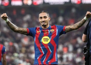 El Clásico é do Barça: Raphinha faz dois, ofusca golaço de Vini Jr. e garante título da Supercopa