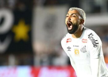 Gabigol marca nos acréscimos, e Santos arranca empate do Corinthians