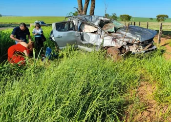 Susto na BR-060: Irmãos advogados, filhos de produtores de Bela Alvorada, ficam feridos em capotamento