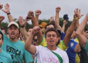 Nikolas Ferreira encerra caminhada de 240 km em Brasília sob chuva e forte esquema de segurança
