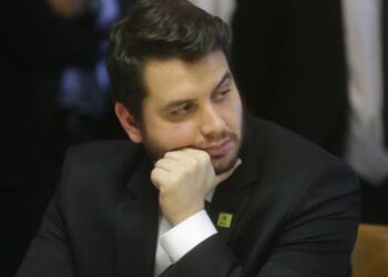 PF prende ex-assessor de Bolsonaro, Filipe Martins, por descumprimento de medidas cautelares