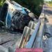 Caminhão despenca de ponte na BR-163 em Coxim e motorista fica preso às ferragens