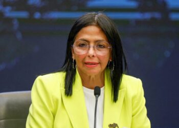 “Vim com dor”: Delcy Rodríguez assume presidência interina da Venezuela e classifica captura de Maduro como “sequestro”