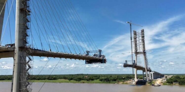 Ponte da Rota Bioceânica está a 128 metros de ligar Brasil e Paraguai