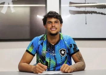 Bruno Samudio assina primeiro contrato profissional com o Botafogo