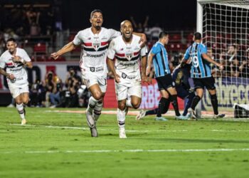 São Paulo vence o Grêmio e assume a liderança do Brasileirão