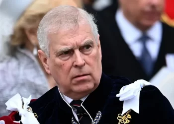 Ex-príncipe Andrew é preso na Inglaterra por suspeita de crime contra o Estado