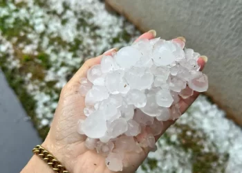 Granizo e vendaval causam susto e estragos na cidade