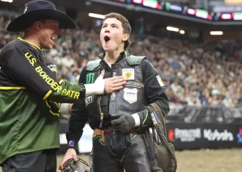 Show de montaria: Brasileiro John Crimber vence etapa da PBR em Sacramento com 100% de aproveitamento