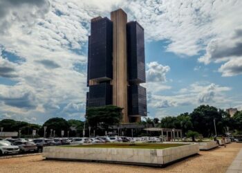 Juros ao consumidor sobem e cartão de crédito segue como o grande “vilão”