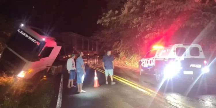 Acidente na Serra Sucuriú: Carreta atravessa na pista e interdita a BR-060 durante temporal
