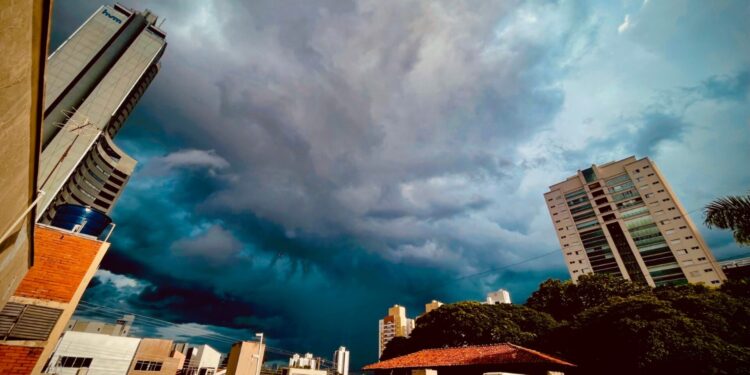 Frente fria avança e coloca Paranaíba e outras 14 cidades em “Alerta Amarelo” de tempestade